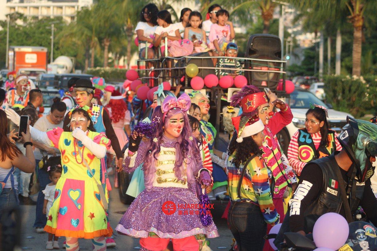 国际小丑节当天，我在阿卡普尔科（Acapulco）海岸线漫步。