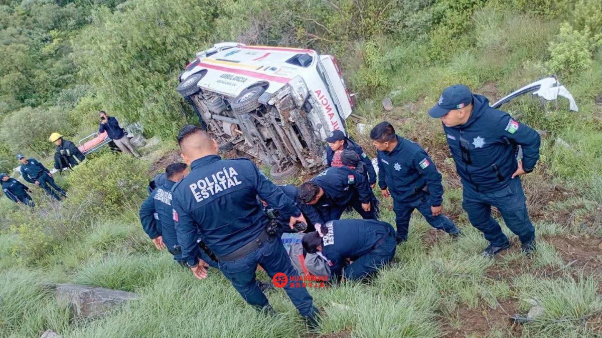 救护车在帕丘卡-雷亚尔德尔蒙特公路山道段翻车