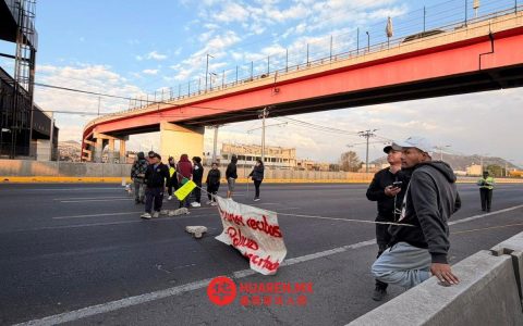瓦莱-德查尔科（Valle de Chalco）警方封锁墨西哥（México）至普埃布拉（Puebla）道路，要求人员任命透明化