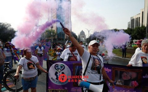 由女性组成的抗议队伍前往索卡洛（Zócalo）要求正义与消除暴力