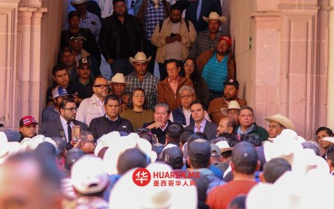 生产商闯入萨卡特卡斯州议会并投掷豆子，因未完成粮食收购任务