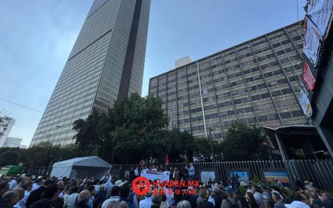 石油工人联合会（Unión de Petroleros）在墨西哥城（Ciudad de México）Pemex总部前举行抗议活动，要求加薪4.5%。