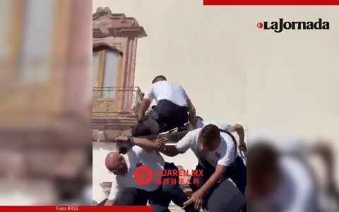 11月20日，在萨卡特卡斯（Sáccatecas）举行的游行中，一座由警察组成的“金字塔”结构意外倒塌。