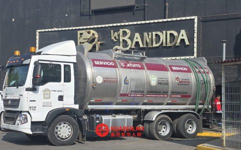 在埃卡特佩克（Ecatepec）一名墨西哥能源委员会（CAEM）工人因非法取水被逮捕