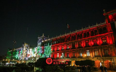CDMX（墨西哥城）为纪念墨西哥革命中的女性们，点亮了墨西哥城中心广场（Plaza Zócalo）