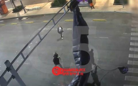 一名伞兵被困在墨西哥城市中心巴尔德拉斯大街（Avenida Balderas）交通信号灯处