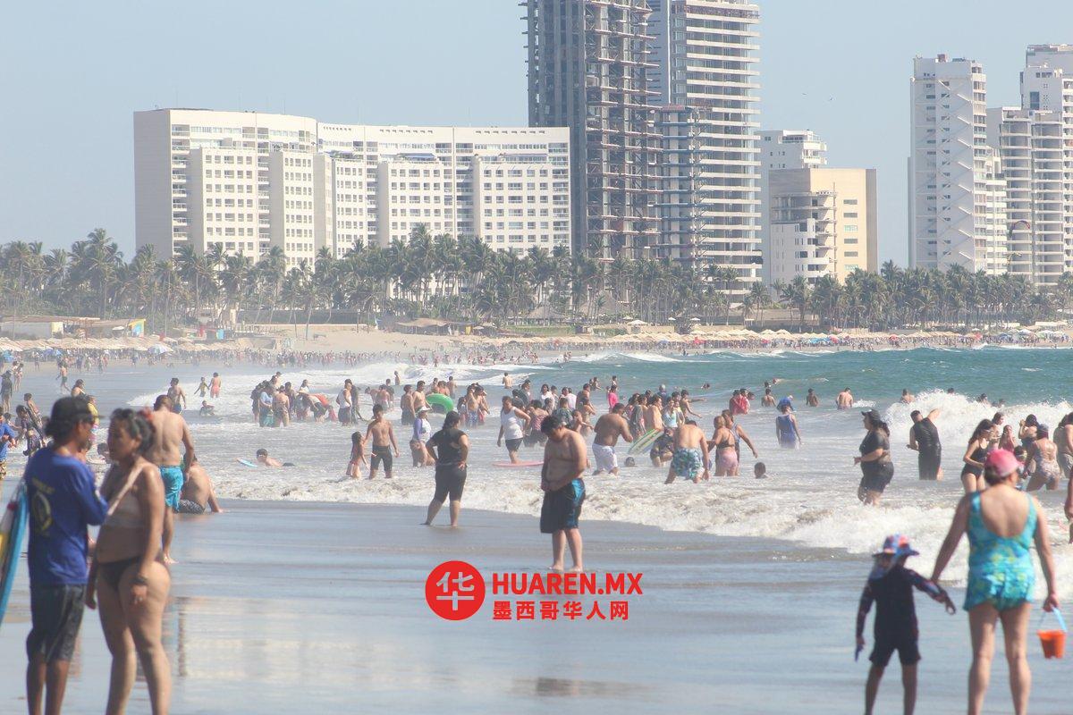 阿卡普尔科的海滩在海水水位下降后迎来了大量游客。