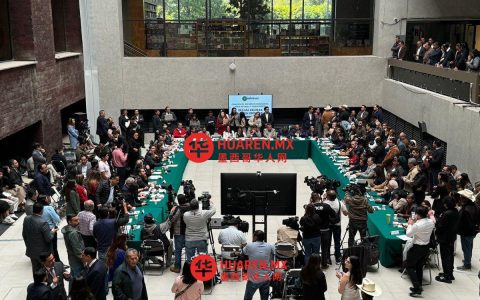 农民向议员递交请愿书，呼吁改革水资源管理法律。