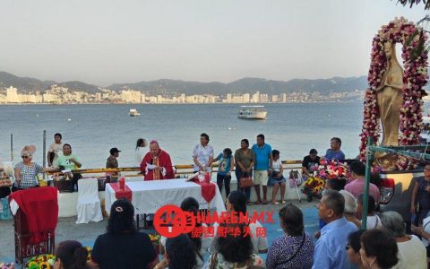 教会为在阿卡普尔科（Acapulco）航行和游览的游客的安全祈祷。