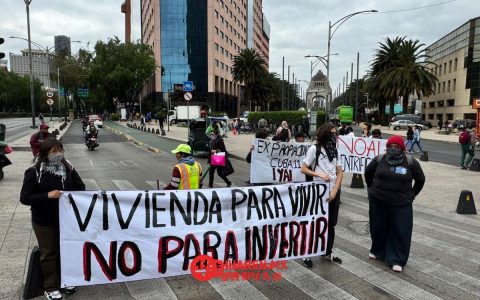 被迫搬迁家庭涌入墨西哥城（Ciudad de México）国会，呼吁政府解决住房问题并展开对话