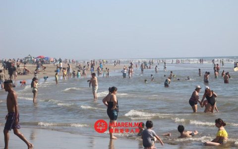 游客在2026年初挤满了阿卡普尔科的海滩