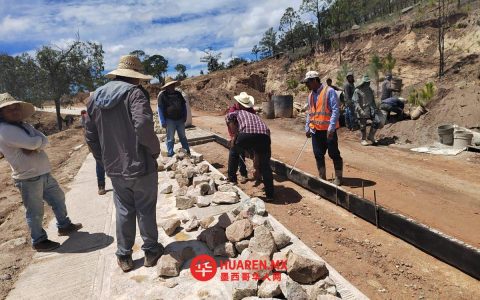 哈利斯科州山区五条手工路寒冬中照常施工