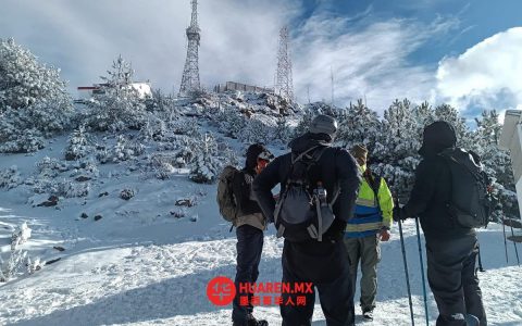 科利马雪公园（Parque Nevado de Colima）迎来今冬首场降雪，游客蜂拥而至，公园禁止车辆进入
