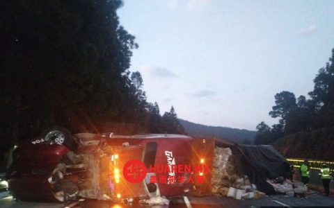 墨城方向高速突发事故：牵引卡车侧翻致路段封闭