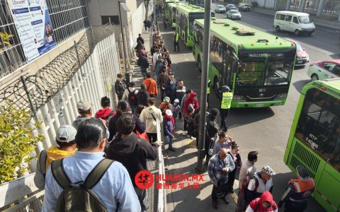 地铁B线因部分线路关闭，昨工作日乘客排长队