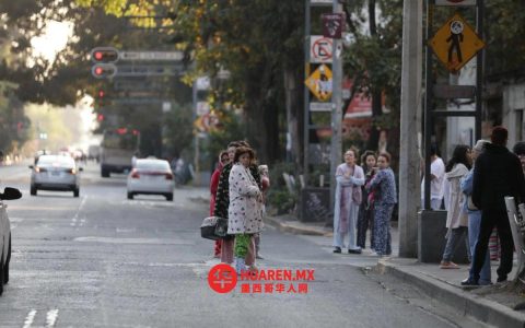 一名老年人在墨西哥城因地震疏散建筑物时死亡
