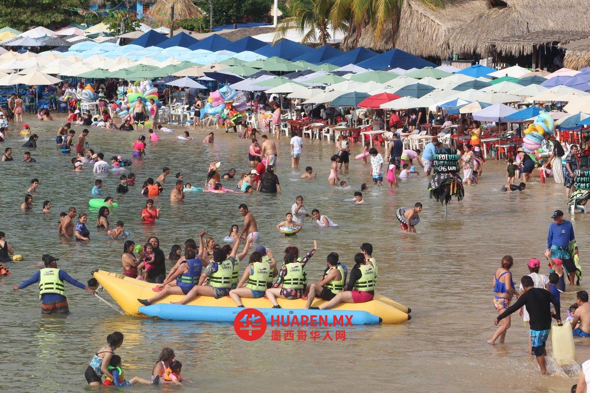 尽管预报有雨，周末仍有不少游客前往阿卡普尔科（Acapulco）