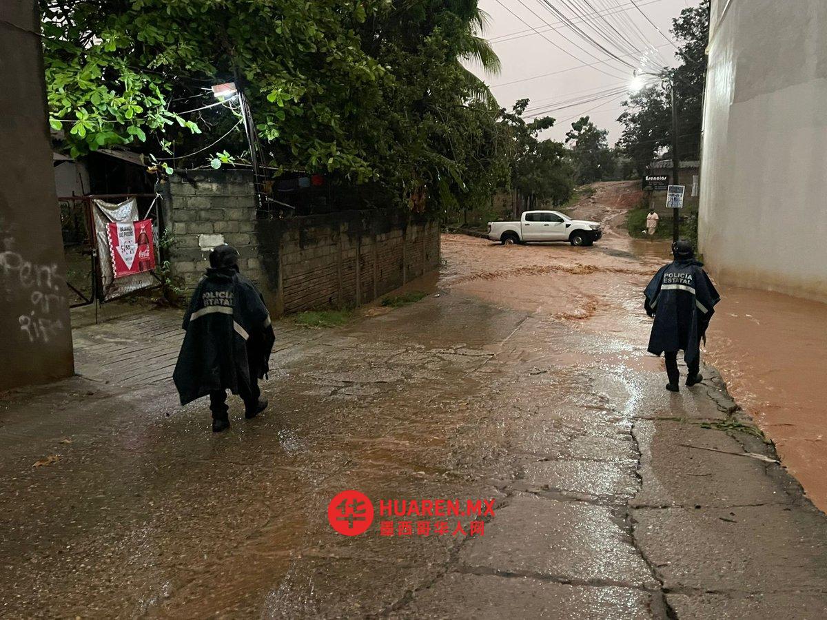 格雷罗州奥梅特佩克（Ometepec）暴雨致排水渠决堤 多辆车辆被冲走