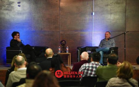 获得奥斯卡提名的里基·加西亚在新拉雷多（Nuevo Laredo）举办新书《少点戏剧，多些和平》发布会