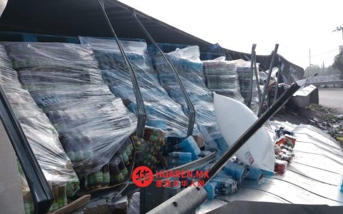墨西哥外环高速一运酒卡车侧翻 无人员伤亡