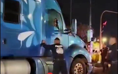 拖车拒检冲撞多名警察 致墨西哥州与特克斯科科间道路连环事故