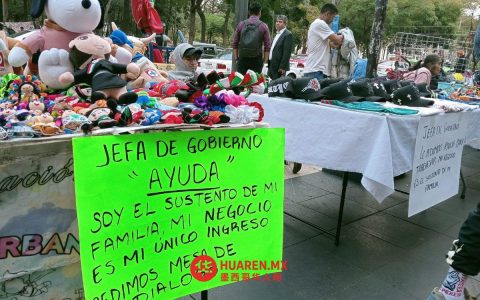 流动小贩移走阿莱马达（Alameda）华雷斯大道（Avenida Juárez）人行道石板