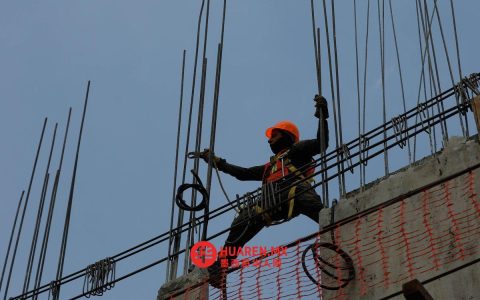 12月份的工业活动有所改善，这主要得益于建筑行业的推动。