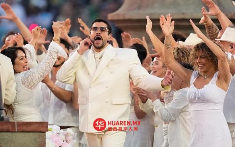 Bad Bunny 在《Medio Tiempo》节目中展示的球，究竟说了什么？
