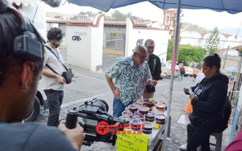他们正在为《Fiestas con sabor mexicano》节目录制塔斯科传统习俗内容。