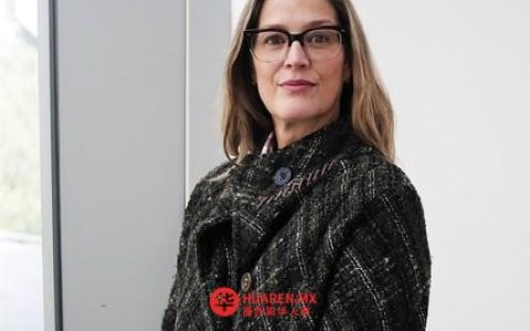 策展人卢西亚·桑罗曼（Lucía Sanromán）重视社交互动，聚焦年轻群体参与