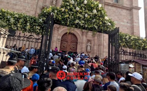 朝圣者齐聚圣胡安-德洛斯拉戈斯（San Juan de los Lagos），向圣母玛利亚表达感恩。