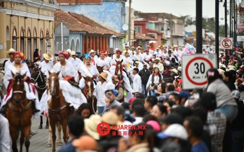 韦拉克鲁斯州特拉科塔尔潘市（Tlacotalpan）圣烛节（Fiestas de la Candelaria）以400余名骑手参与的游行拉开序幕。