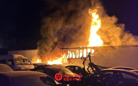 蒂萨尤卡（Tizayuca）一停车场突发大火，30余辆车被焚