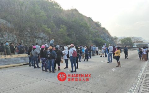 格雷罗省居民封锁“Autopista del Sol”抗议当地自卫组织活动