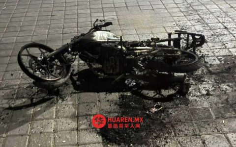 特拉斯卡拉发生抢劫案，劫匪遭民众围堵并遭殴打，摩托车被焚