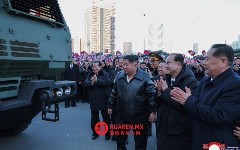 金正恩在朝韩关系紧张之际展示核导弹