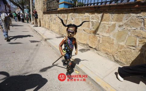 四旬斋前夕，奥阿哈卡（Oaxaca）街头乐声阵阵，孩童嬉戏欢闹。