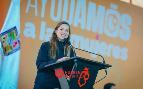 玛丽亚娜·罗德里格斯向女性发放印有“我们帮助女性”字样的卡片