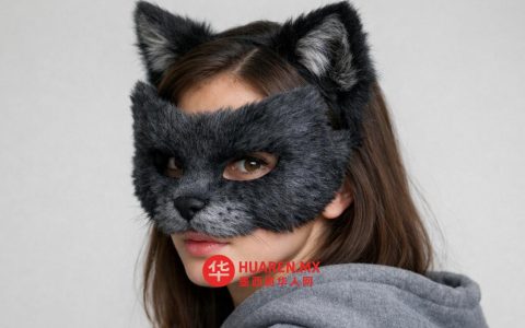 “Otherkin”指自认非人类、而是某种动物或超自然生物的人群，与“Therian”（兽人）相关但更侧重身份认同，而非外貌或行为模仿。