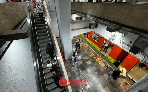 女性在地铁L3线米格尔·安赫尔·德·克韦多站扶梯上轻微跌倒