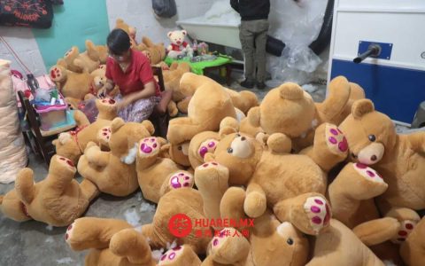 Xonacatlán小镇迎情人节，毛绒玩具成特色景观
