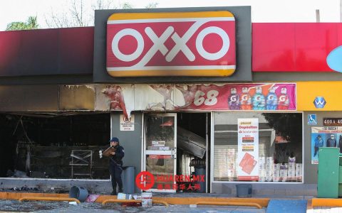 据报道，在塞拉亚（Celaya）和莱昂（León），有人焚烧了车辆和便利店。