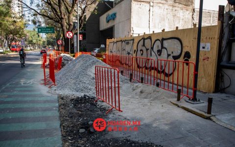 维修Insurgentes Sur街长椅引发交通拥堵及行人事故