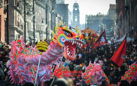 他们在墨西哥城历史中心欢庆中国农历马年