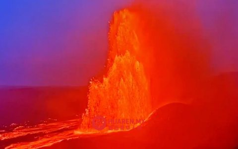 夏威夷基拉韦厄火山喷发，熔岩柱直冲天际