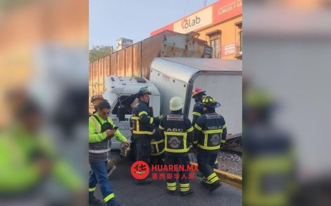 埃多梅克斯州一辆货运卡车试图超火车时被拖行