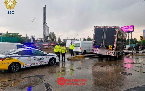 一辆小型卡车撞上环线道路设施，导致路段通行受阻