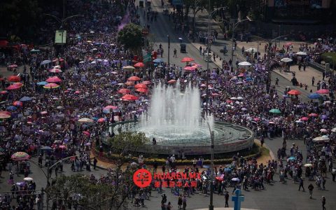 墨西哥城“为妇女权利而游行”吸引超12万女性参与
