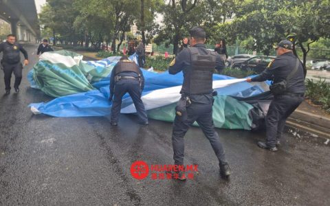 由于降雨导致防水布破损，南环路的交通受到了影响。