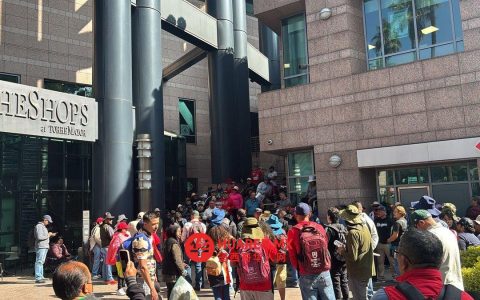 CNTE在改革大道总部前抗议，要求改善教师待遇